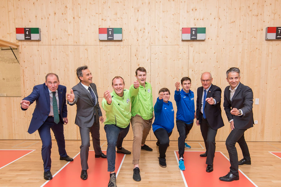 Fechtparadies: Ein Leistungszentrum für den Fechtsport ist in die Sportarena eingebettet. Die Athleten zeigten Raiffeisen-Generaldirektor Martin Schaller, Bürgermeister Siegfried Nagl, Sportunion-Präsidenten Stefan Herker und Sportstadtrat Kurt Hohensinner, wie's geht (v. l.). © Stadt Graz/Fischer Fechtparadies: Ein Leistungszentrum für den Fechtsport ist in die Sportarena eingebettet. Die Athleten zeigten Raiffeisen-Generaldirektor Martin Schaller, Bürgermeister Siegfried Nagl, Sportunion-Präsidenten Stefan Herker und Sportstadtrat Kurt Hohensinner, wie's geht (v. l.). © Stadt Graz/Fischer
